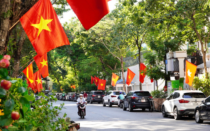 Đường phố rực sắc cờ hoa mừng Quốc khánh 2/9: 'Ngày này ra đường thử đi, sẽ thấy Tổ quốc đẹp nhường nào' Ảnh 2