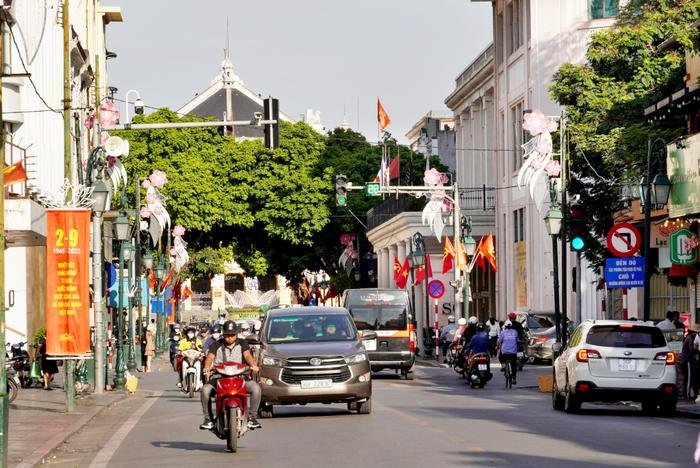 Đường phố rực sắc cờ hoa mừng Quốc khánh 2/9: 'Ngày này ra đường thử đi, sẽ thấy Tổ quốc đẹp nhường nào' Ảnh 2