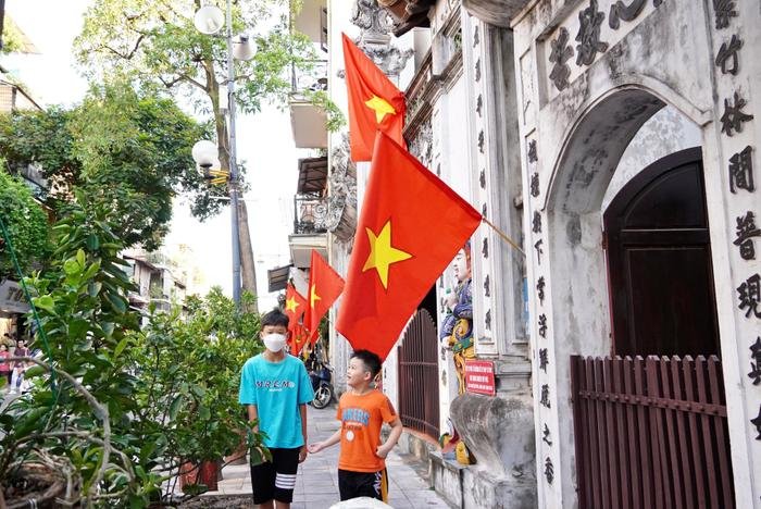 Đường phố rực sắc cờ hoa mừng Quốc khánh 2/9: 'Ngày này ra đường thử đi, sẽ thấy Tổ quốc đẹp nhường nào' Ảnh 6