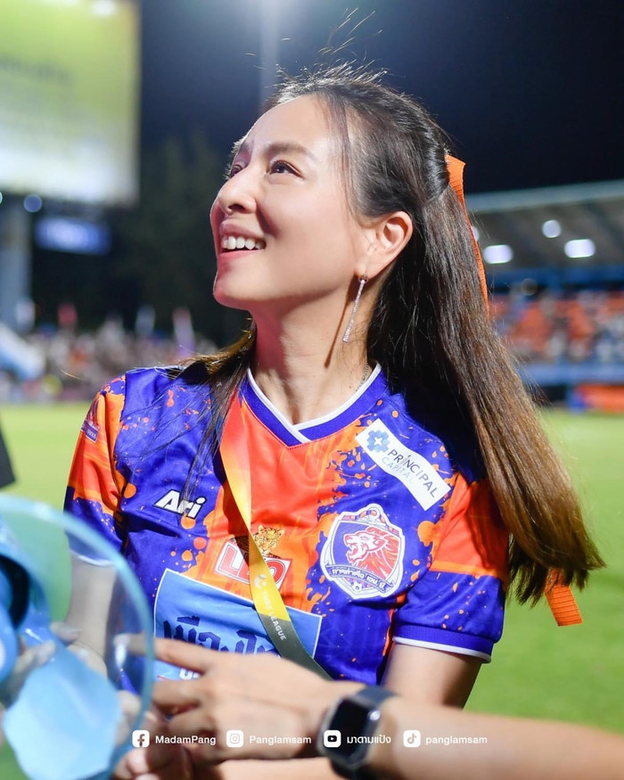 Madam Pang có một CLB ở Thai League. Đội bóng của bà đang dẫn đầu sau 4 trận toàn thắng.