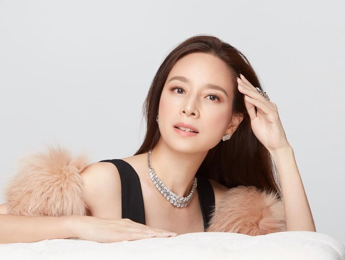 Ở AFF Cup 2022, người hâm mộ tiếp tục có dịp chiêm ngưỡng nhan sắc thượng hạng của Madam Pang, khi bà làm trưởng đoàn đội tuyển Thái Lan.