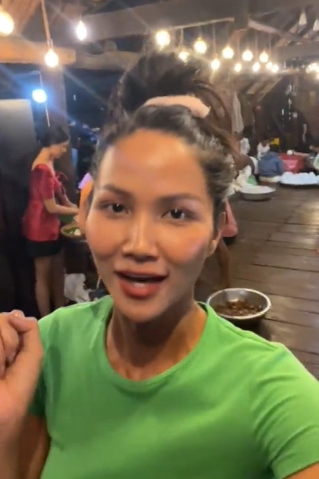 Hoa hậu H'Hen Niê cho biết cô không dám để mặt mộc khi livestream vì thiếu đi tự tin.