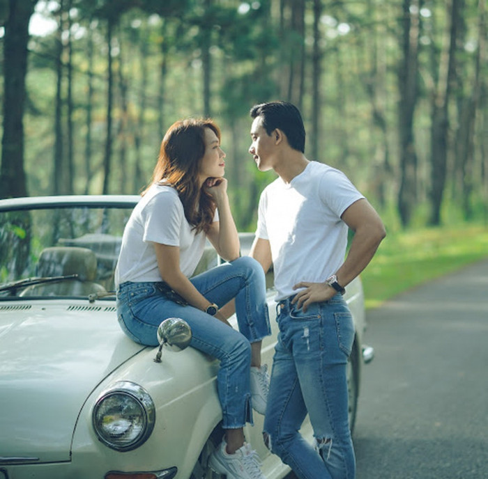 Mỹ Tâm và Mai Tài Phến nhiều lần bị bắt gặp dành cho nhau những cử chỉ tình tứ, đi du lịch chung hay về nhà đối phương gặp người thân. 