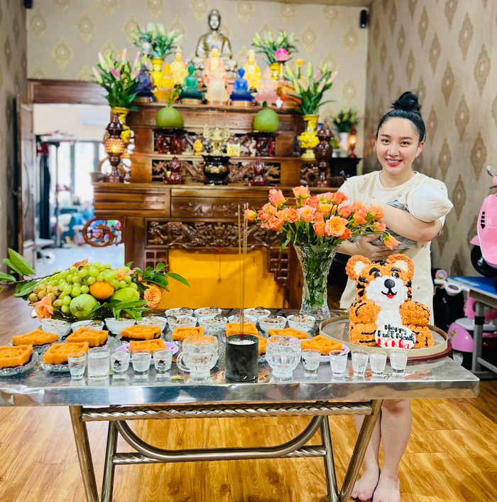 Bà xã Lê Dương Bảo Lâm bên cạnh con trai 