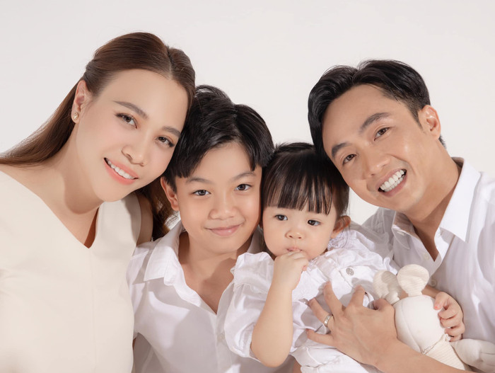 Cách đây không lâu nhân dịp Suchin tròn 2 tuổi, gia đình nhà nam doanh nhân đã thực hiện một ảnh đầy ấm cúng và ý nghĩa