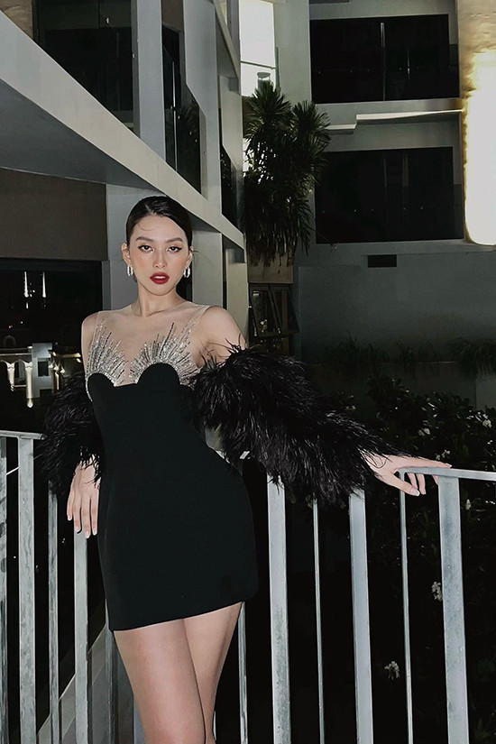 Theo đó, Tiểu Vy cũng đã từng diện bộ trang phục này trước đó. Chân dài 10X xinh đẹp tựa chú thiên nga đen, nổi bần bật trong bóng đêm mờ ảo.