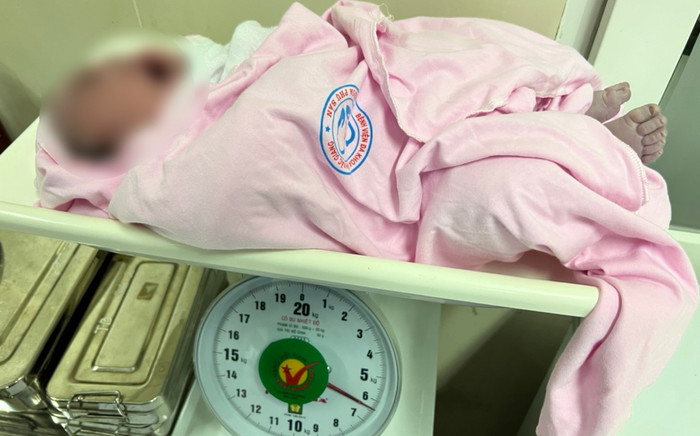 Mổ đẻ thành công cho thai phụ, bé gái chào đời nặng 6,2kg Ảnh 2