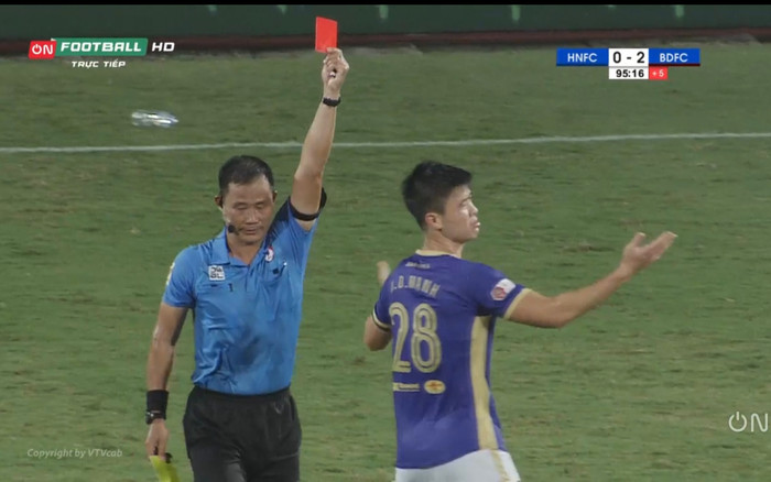 Trọng tài sai sót khiến Hà Nội thua Bình Định 0-3, Duy Mạnh bị đuổi vì đánh đối thủ Ảnh 2