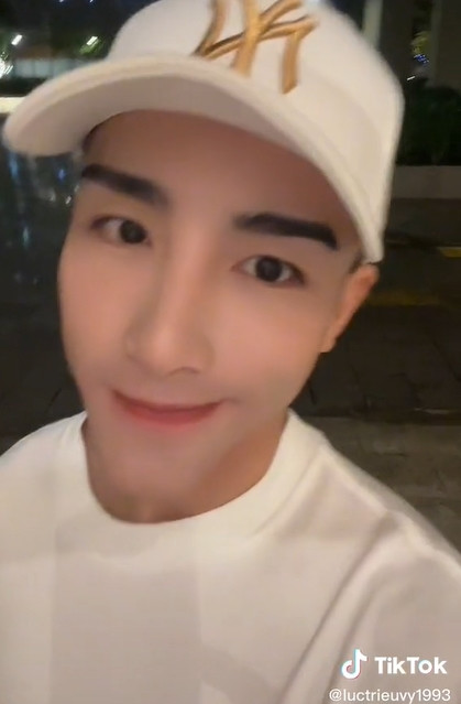 Lục Triều Vỹ được nhận xét ốm hơn so với 2 năm trước.