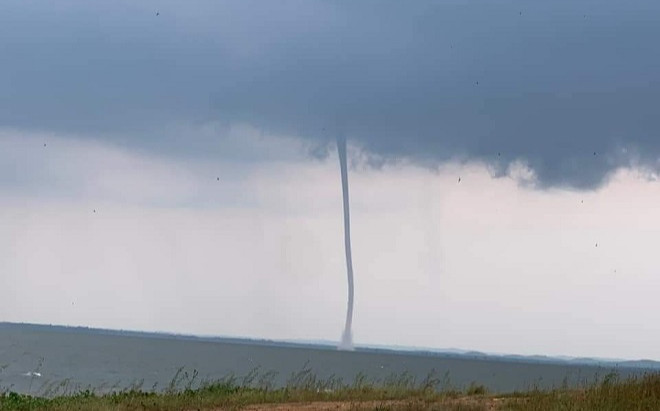 Clip: Xuất hiện 'vòi rồng' càn quét trên lòng hồ Trị An, lật úp nhiều lồng bè Ảnh 2