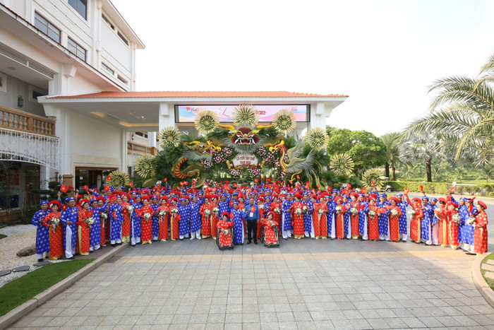 Chiếc cổng hoa có chiều cao 6m, chiều dài 17,5m. (Ảnh: Một thế giới)