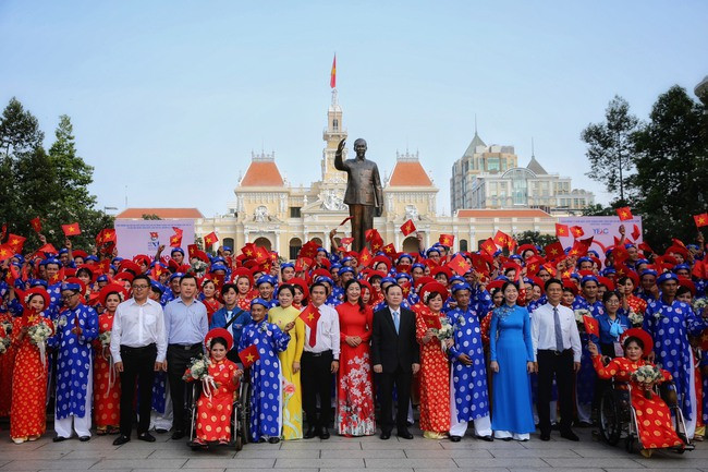 100 cặp đôi hạnh phúc kết hôn tập thể trong ngày Quốc khánh 2/9 Ảnh 1