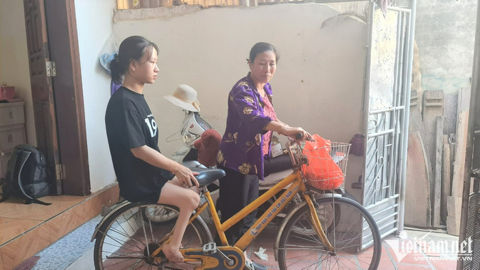 Mỗi khi ra khỏi nhà Thùy đều được mẹ chở trên chiếc xe đạp