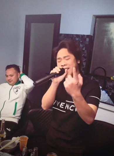 Chồng cũ Hòa Minzy nghêu ngao hát Ai chung tình được mãi.