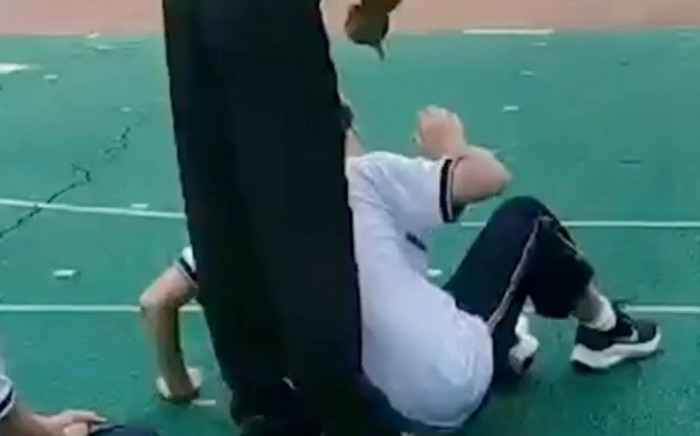 Tranh cãi việc nam sinh bị thầy giáo cắt tóc giữa sân trường vì vi phạm nội quy Ảnh 2