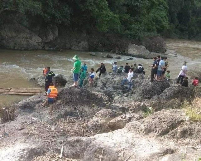 Mải chơi đùa chụp ảnh, 2 thiếu nữ rơi xuống thác nước mất tích Ảnh 1