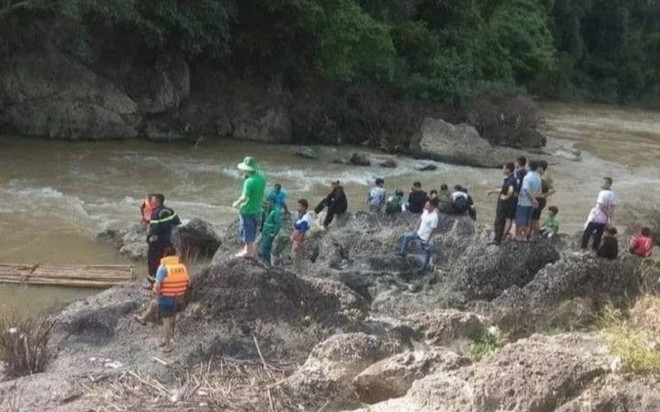 Mải chơi đùa chụp ảnh, 2 thiếu nữ rơi xuống thác nước mất tích Ảnh 2