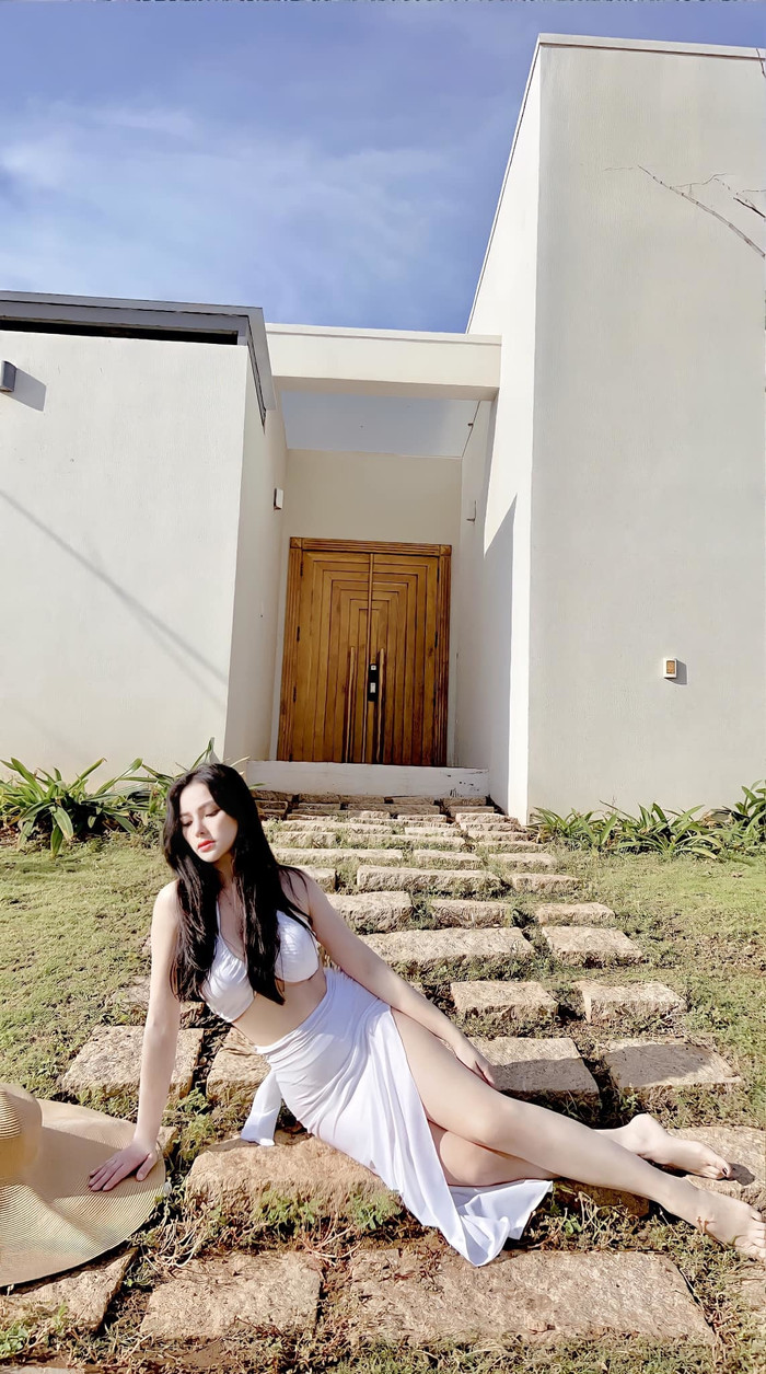 Trong chuyến đi du lịch, mỹ nhân 8X khoe cơ bụng số 11 và đôi chân dài như kiếm nhật với đầm thiết kế có chi tiết cắt xẻ táo bạo.