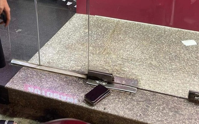 Đi chơi lễ nhặt được 3 chiếc điện thoại đắt tiền, 2 sinh viên liền có hành động đặc biệt Ảnh 2