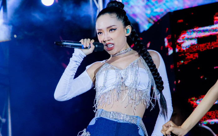 Đây đích thị là ca khúc 'bất ổn' nhất của Tóc Tiên: Đi diễn hết nuốt bông giấy đến nuốt tóc đều có đủ? Ảnh 2