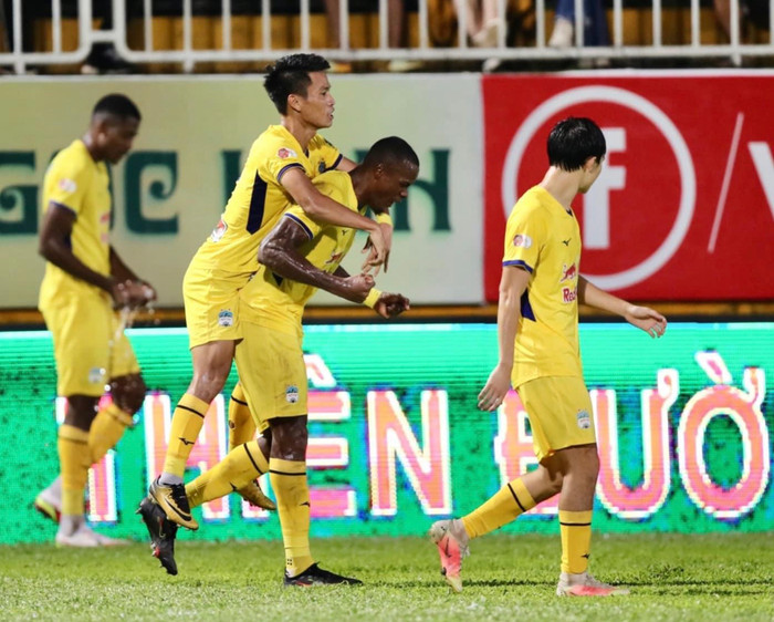 HAGL dẫn 1-0 đến phút 90+5 và đánh rơi chiến thắng. Ảnh: HAGL FC