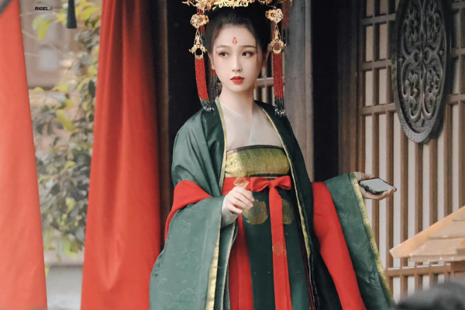 Ngu Thư Hân có tạo hình nổi bật nhưng không bị rối mắt. 