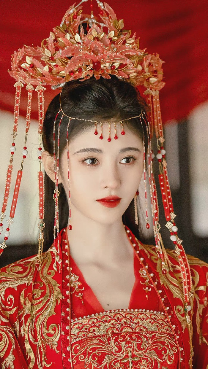 Cúc Tịnh Y có khá nhiều tạo hình hỉ phục, tạo hình nào cũng đẹp ngất ngây.