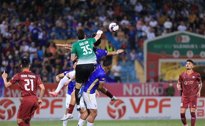 Thủ môn Đặng Văn Lâm giúp cho Bình Định FC đứng vững trước sức ép của Hà Nội FC. Ảnh: VPF