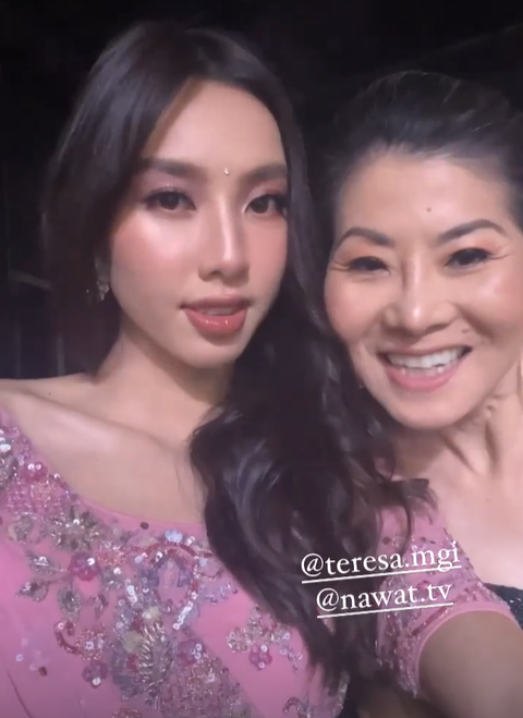 Cô được trang điểm tông hồng nhạt ton-sur-ton với trang phục và đính hạt cườm giữa hai chân mày giống các cô gái Ấn Độ. Tông makeup căng bóng khiến nàng hậu trông vô cùng ngọt ngào, dịu dàng.