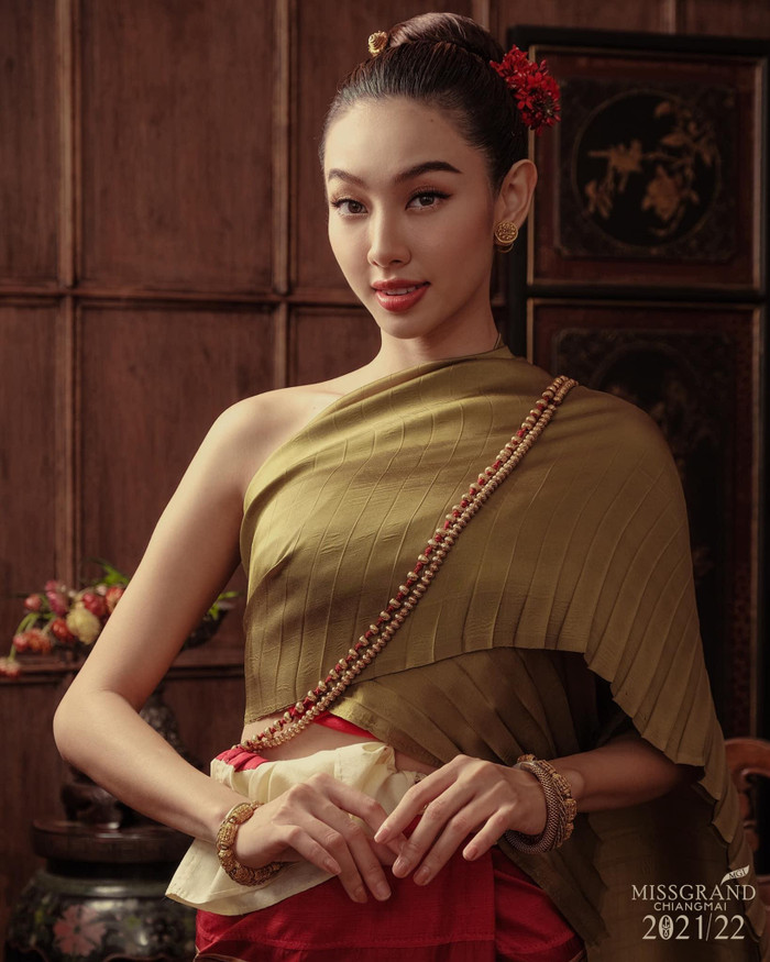 Trước đó, người đẹp sinh năm 1998 đã từng khiến dân tình ngỡ ngàng khi diện trang phục Thái Lan. Nhìn Thùy Tiên không khác gì các cô gái ở xứ Chùa Vàng, cho thấy được khả năng 'cân' đồ đỉnh cao của cô.