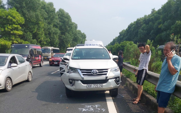 5 ô tô bất ngờ tông liên hoàn trên cao tốc Pháp Vân, ùn tắc cục bộ theo hướng về Hà Nội Ảnh 2