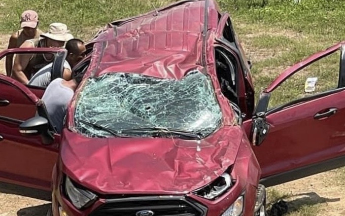 Ô tô lao xuống chân cầu Khuê Đông biến dạng hoàn toàn, 2 người trong xe trọng thương Ảnh 2