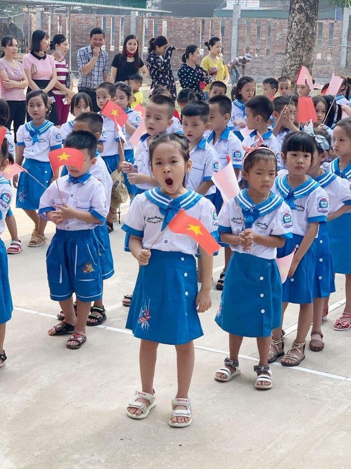 Chùm ảnh: 'Cười ra nước mắt' với khoảnh khắc khai giảng 'ngái ngủ' của các bé Ảnh 5