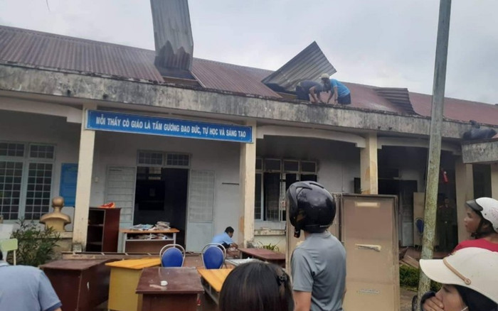 Một trường học bị sét đánh bốc cháy, thầy cô và học sinh vẫn dự lễ khai giảng Ảnh 2