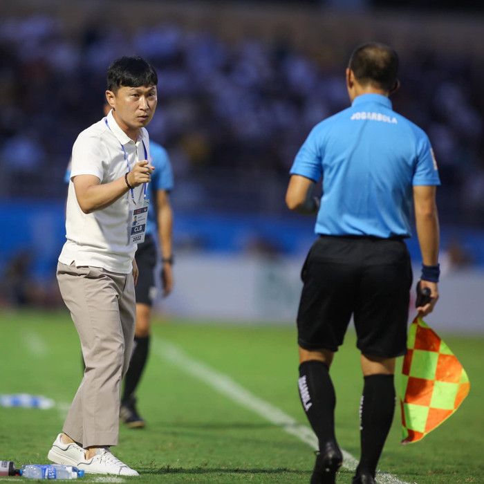 HLV Hà Nội FC cần dạy học trò, thay vì bao che cho cái sai. Ảnh: Hà Nội FC