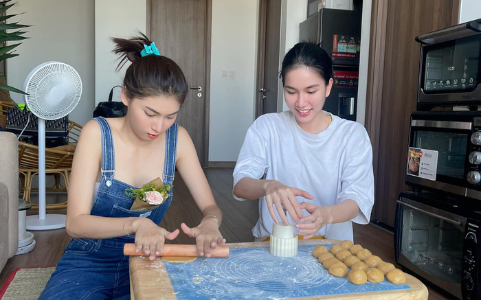 Á hậu Phương Anh và Ngọc Thảo khoe sự đảm đang qua mẻ bánh trung thu Ảnh 2