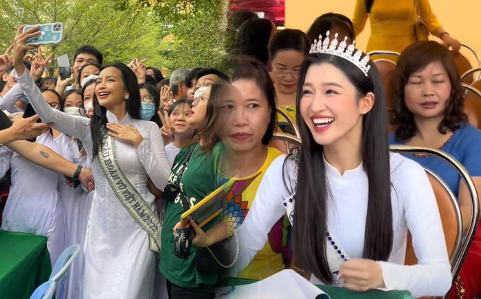 Dàn Hoa hậu Á hậu về thăm trường ngày khai giảng: Ngọc Châu được fan vây kín, Phương Nhi 'quẩy' cực sung Ảnh 2