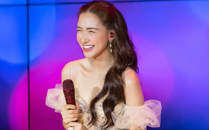 Hòa Minzy diện váy ngắn, nhảy nhót ầm ầm trên giày cao gót 'cực khủng: Nhan sắc khiến fan xuýt xoa! Ảnh 2