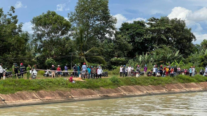 Con kênh nơi phát hiện thi thể 3 nạn nhân. Ảnh: Báo Giao Thông