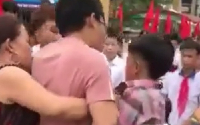 Sự thật thông tin một học sinh ở Phú Thọ bị nhóm phụ huynh lôi ra hành hung tại cổng trường Ảnh 2