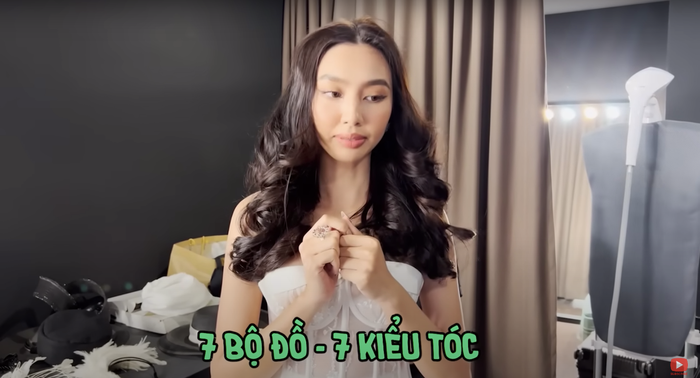 Nàng hậu tất bật chụp 7 bộ ảnh với 7 bộ đồ và kiểu tóc khác nhau.