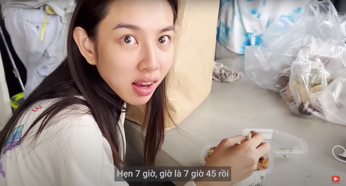 Một ngày làm việc quay cuồng, ăn tạm, ngủ vội của Hoa hậu Thùy Tiên Ảnh 2