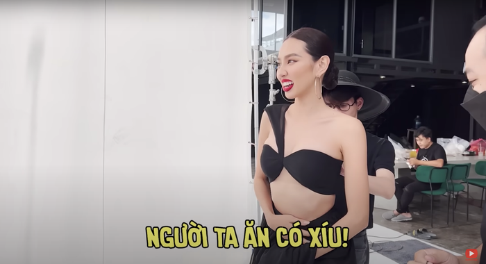 Sau khi ăn bữa trưa vội vàng, Thùy Tiên quay lại chụp hình và hoàn thành công việc đầy năng suất.