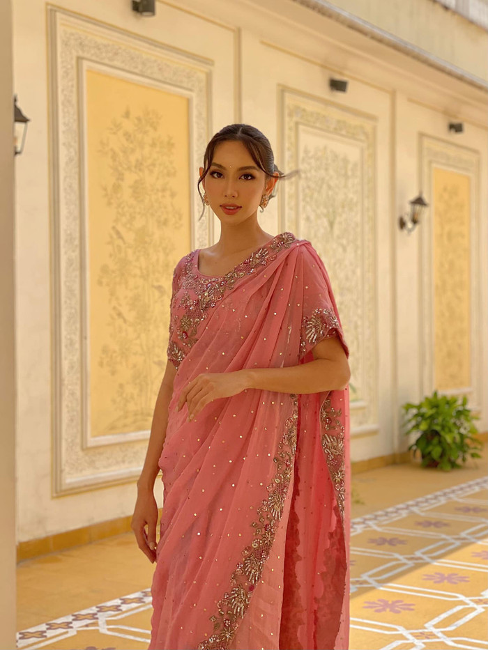 Thùy Tiên mặc saree màu hồng, đính đá lấp lánh rất dịu dàng, xinh đẹp như một nàng công chúa Ấn Độ.