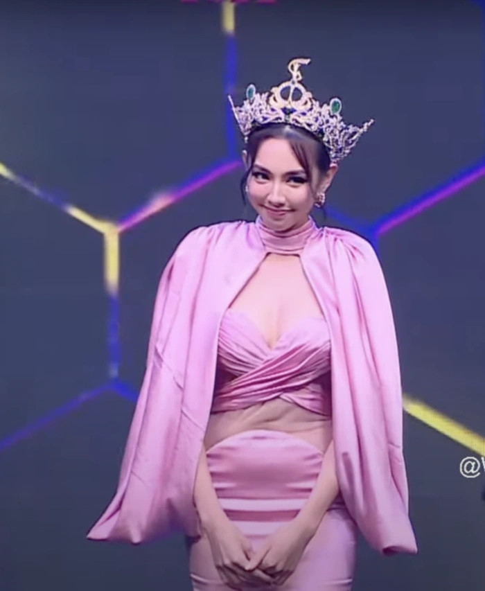 Gương mặt xinh đẹp của đương kim Hoa hậu Hoà bình 'gánh còng lưng' oufit. 