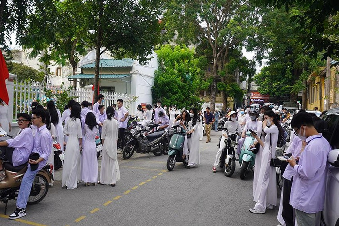 Hàng chục học Trường THPT Tô Hiến Thành không được vào trường dự khai giảng. Ảnh: PLO