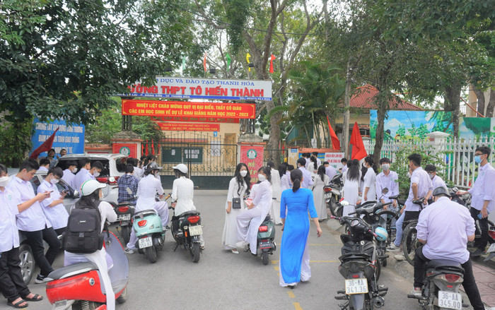 Hiệu trưởng nói gì về việc hàng chục học sinh không được dự lễ khai giảng vì đến trễ? Ảnh 2