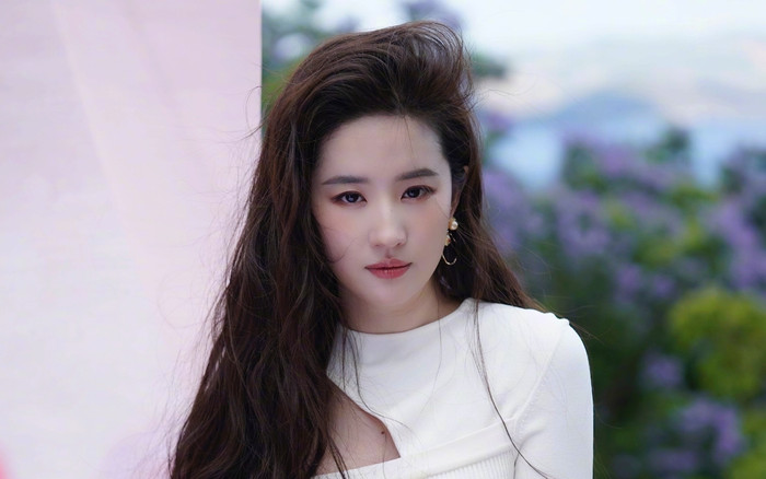 Lưu Diệc Phi lỡ tay tắt filter lúc livestream để lộ nhan sắc thật khiến fan ngỡ ngàng Ảnh 2