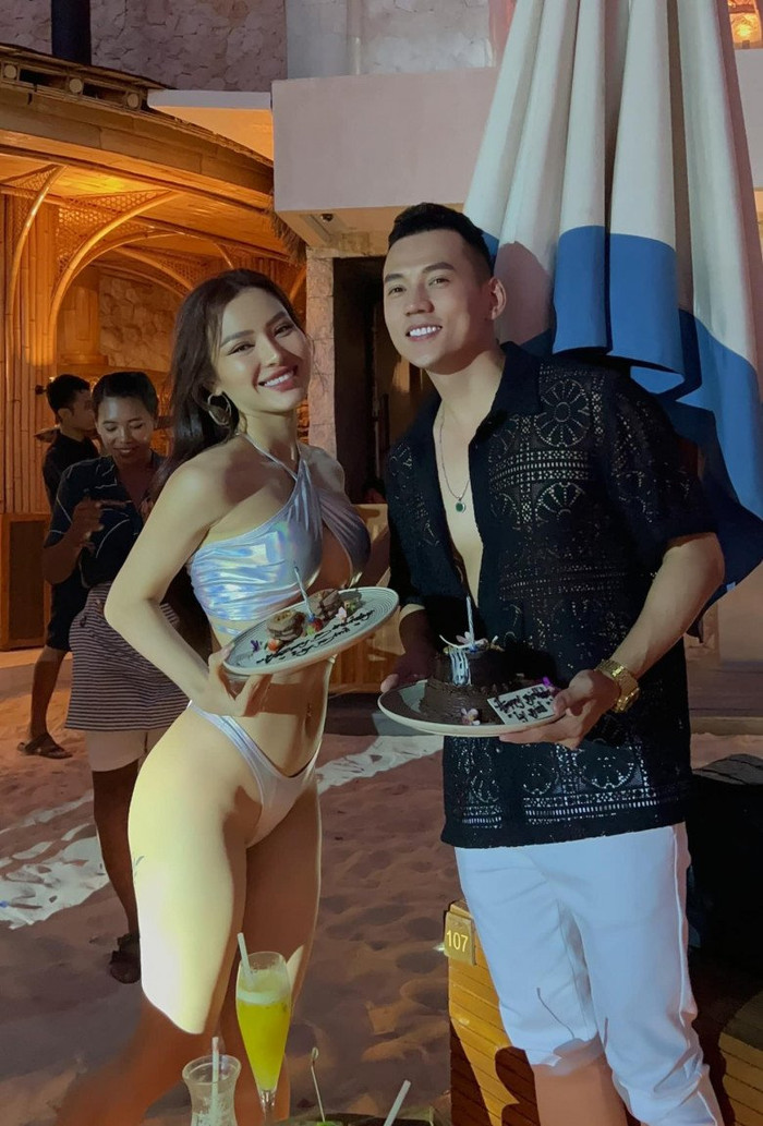 Khoảnh khắc Phương Trinh diện bikini trong tiệc sinh nhật chồng gây tranh cãi dữ dội.