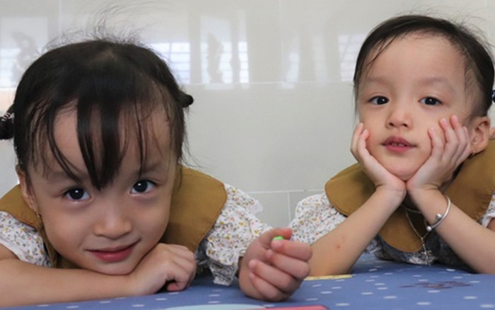 Trúc Nhi - Diệu Nhi sau 2 năm phẫu thuật tách dính: Vừa sinh nhật 3 tuổi, ngày càng hoạt bát và đáng yêu Ảnh 2